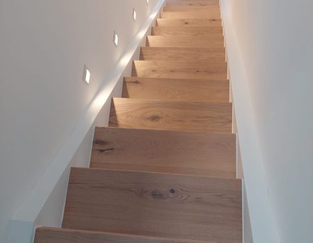 Treppe Eiche LHD leichtweiß