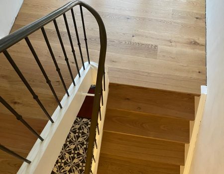 Treppe Eiche LHD weiße Stellstufe